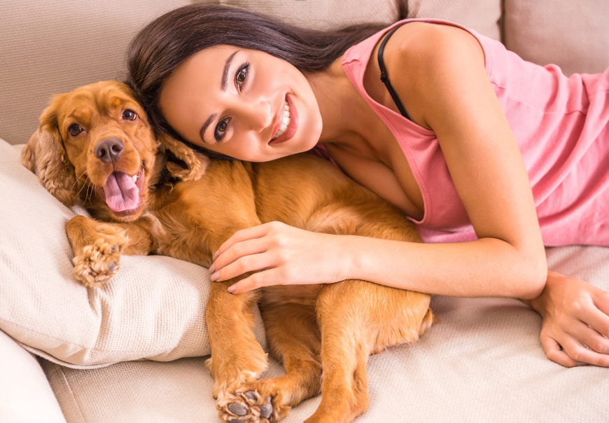 femme et chien font câlins